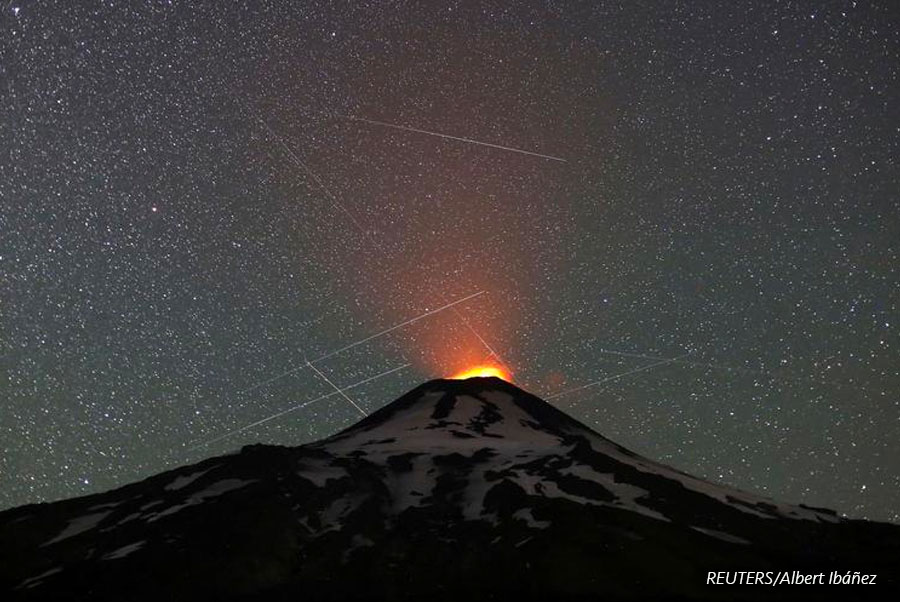 Una vista general del volcán Villarrica desde el área de Pucón, Chile, 19 de enero. Fotografía tomada con exposición prolongada.