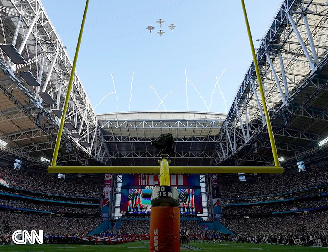 Un equipo de mujeres sobrevolaron el estadio del Super Bowl LVII en Glendale, Arizona, que lo hace un momento histórico para este evento.