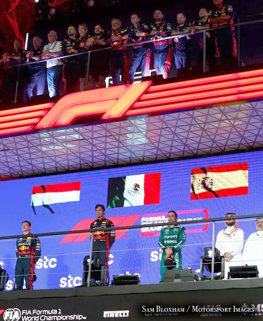 Sergio Pérez resistió para llevarse la victoria en el GP de Arabia Saudí por delante de Verstappen, quien remontó a segundo saliendo 15.