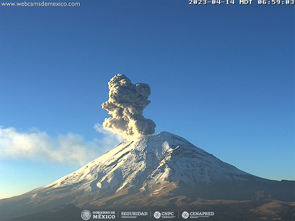 Este lunes, un millón 57 mil alumnos regresaron a clases, Coordinación Nacional de Protección Civil mantiene el semáforo en amarillo fase 3 de la alerta volcánica del Popocatépetl.