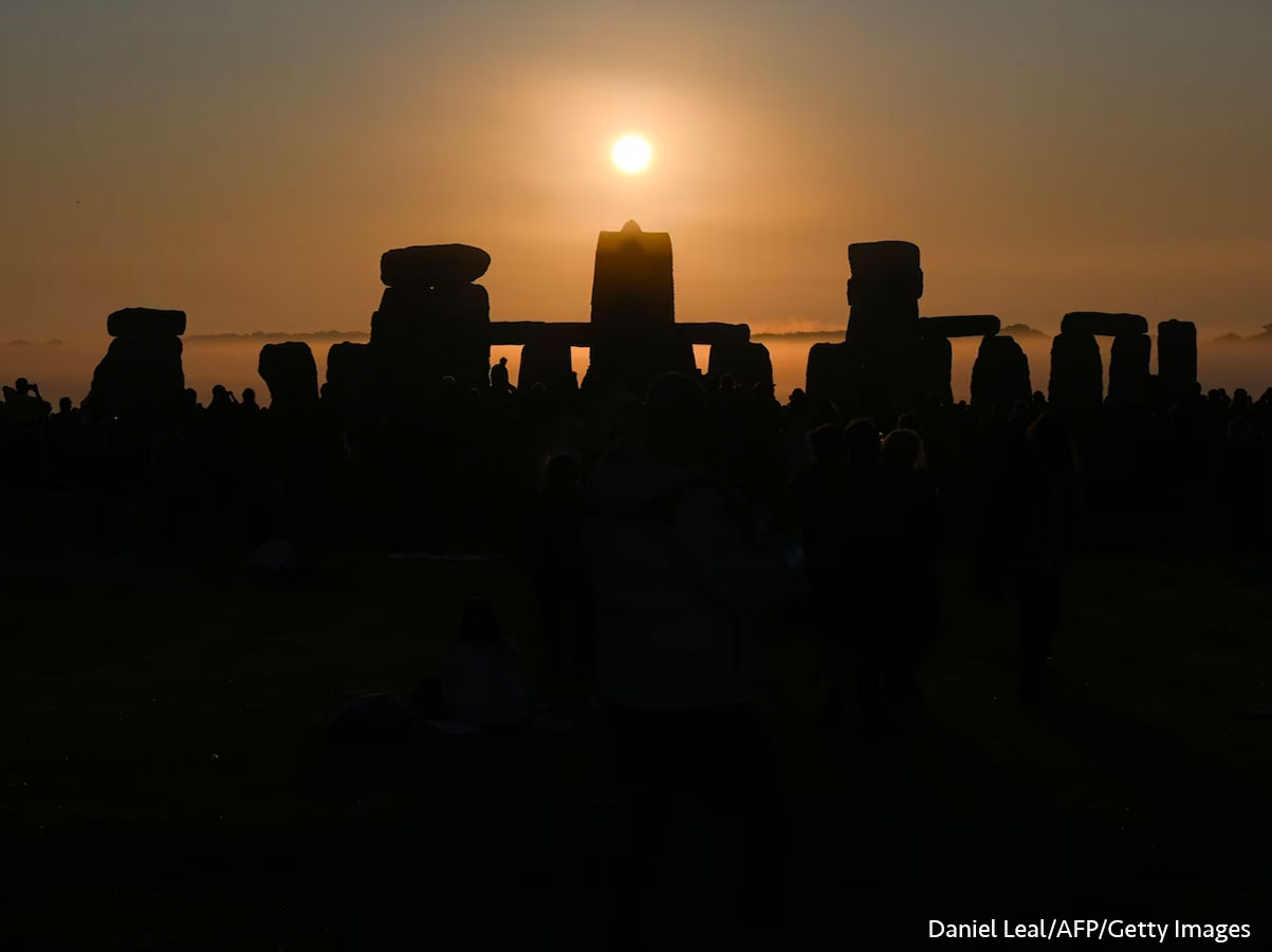 Miles de personas se reúnen en Stonehenge para celebrar el solsticio de verano. Daniel Leal/AFP/Getty Images