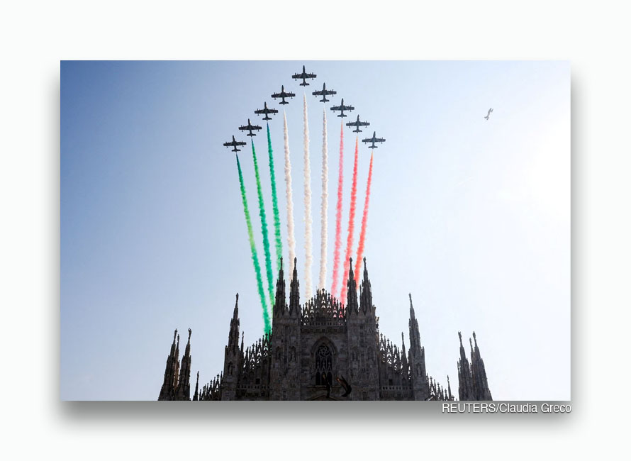 La Catedral del Duomo es vista como el equipo de demostración acrobática de la Fuerza Aérea Italiana, las «Frecce Tricolori» (Flechas Tricolores) realiza para conmemorar el centenario de la fundación de las fuerzas aéreas militares italianas en Milán, Italia. REUTERS/Claudia Greco