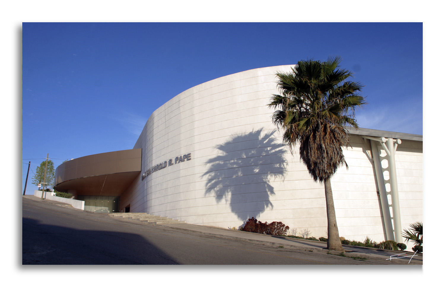 En 1987, se realizó la construcción de la Biblioteca Harold R. Pape, en un edificio adyacente al museo. Permitiendo mayor atención de usuarios y servicios.