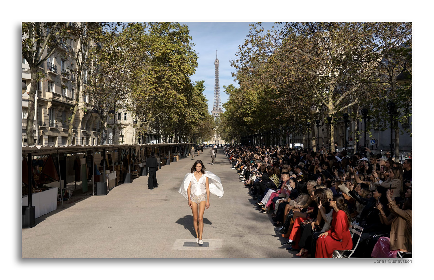 Los escenarios teatrales de la semana de la moda de París. Stella McCartney optó por un fresco escenario al aire libre.