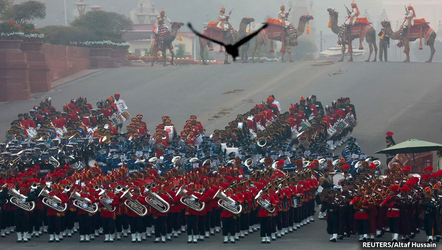 Miembros de la banda militar india actúan durante la ceremonia «Beating the Retreat» en Nueva Delhi, India. REUTERS/Altaf Hussain