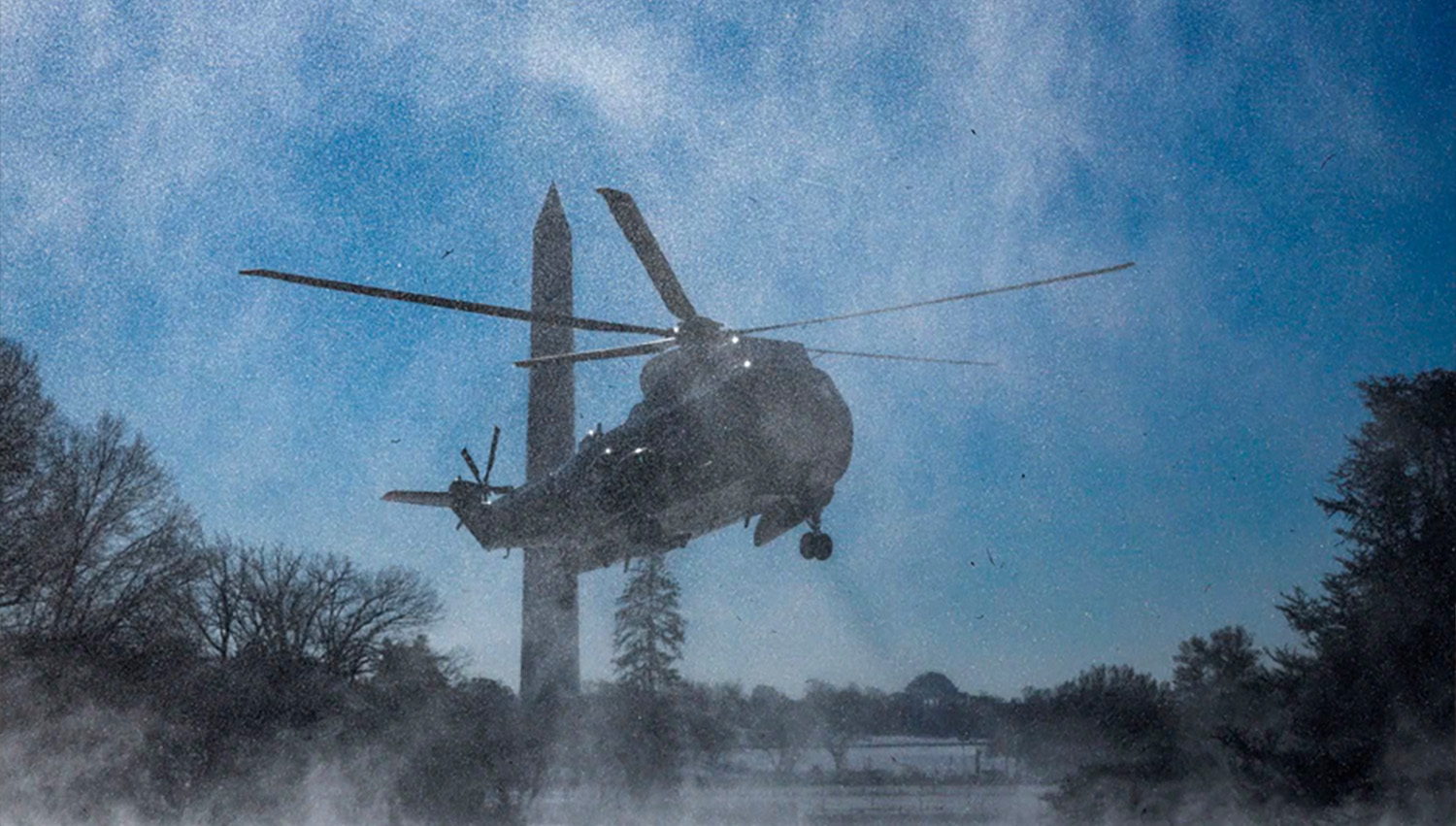 Marine One que transporta al presidente estadounidense Joe Biden aterriza en el jardín sur de la Casa Blanca en Washington. REUTERS/Evelyn Hockstein