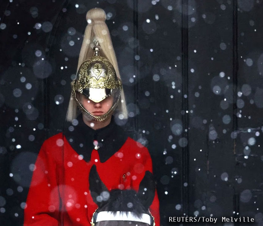 Una ligera nieve cae alrededor de un miembro de la Caballería Real de servicio en Londres, Gran Bretaña. REUTERS/Toby Melville