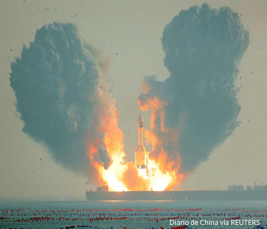 El cohete Gravity-1, desarrollado por la empresa china Orienspace, despega de un barco frente a la costa de Haiyang, provincia de Shandong, China.