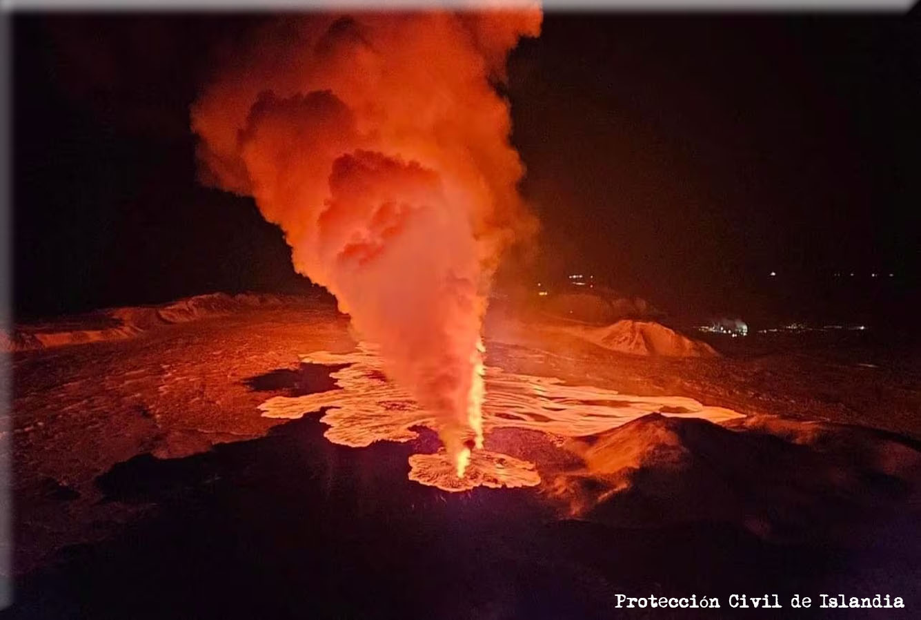 Un volcán arroja lava y humo en su erupción en la península de Reykjanes, Islandia, el 8 de febrero. vía Protección Civil de Islandia