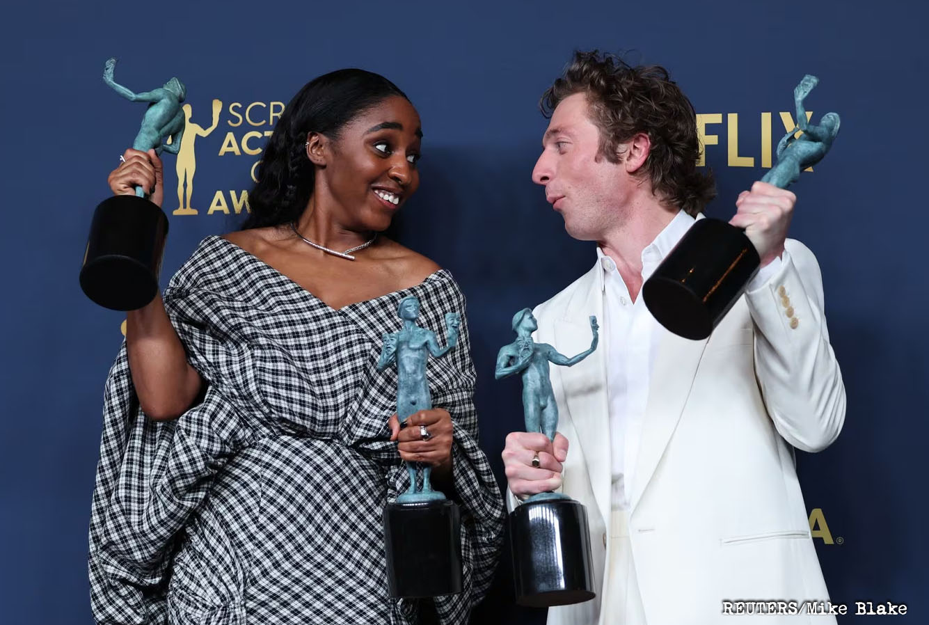 Ayo Edebiri posa con los premios Actriz Femenina en Serie de Comedia junto a Jeremy Allen White con sus premios por Actor Masculino y Reparto por The Bear en la 30ª edición del Premio Screen Actors Guild.