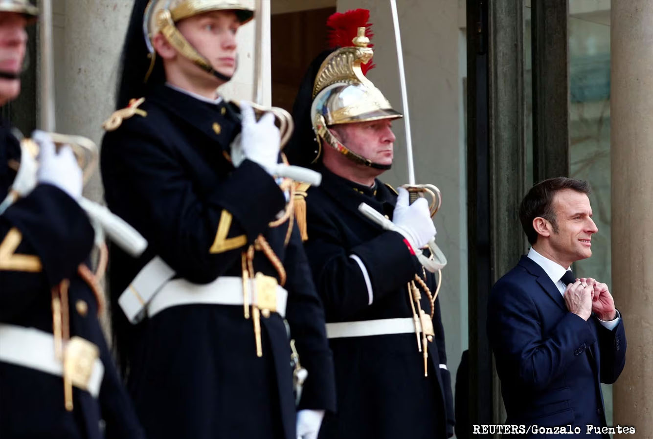 El presidente francés Emmanuel Macron ajusta su corbata antes de la llegada del Emir Sheikh Tamim bin Hamad Al Thani de Qatar para una reunión en el Palacio del Elíseo como parte de una visita de estado en París, Francia.