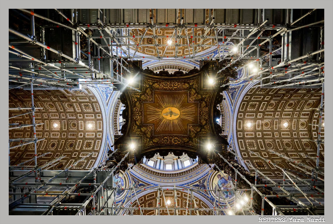 Una vista de los andamios alrededor de un dosel de bronce barroco esculpido por Gian Lorenzo Bernini sobre el altar mayor de la Basílica de San Pedro en preparación para su restauración, en el Vaticano.