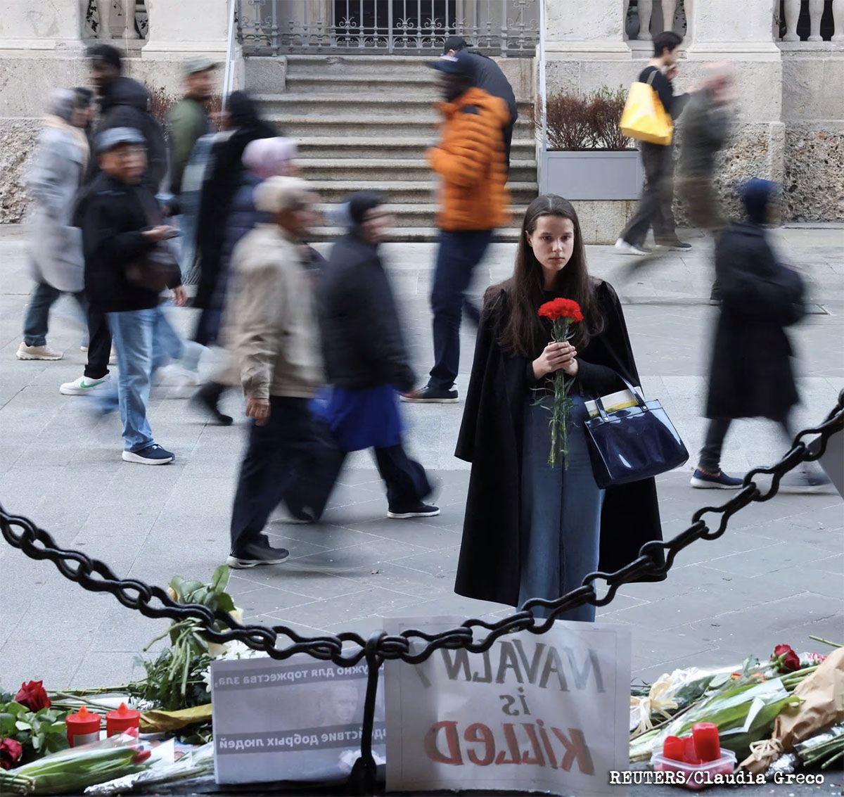 Una mujer sostiene flores frente a un monumento improvisado al líder de la oposición rusa Alexei Navalny. REUTERS/Claudia Greco