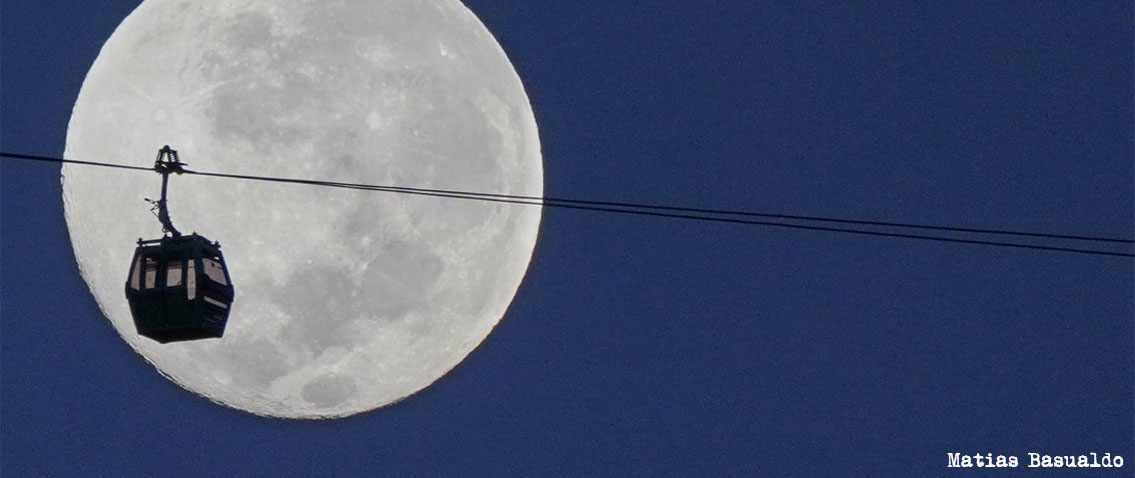 Luna llena tras un teleférico del Cerro San Cristobal en Santiago de Chile