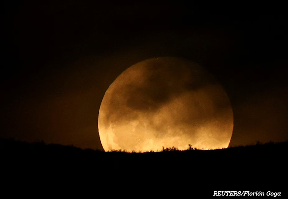 Una luna llena conocida como »Luna de Gusano» se eleva sobre la montaña Dajti en Tirana, Albania.