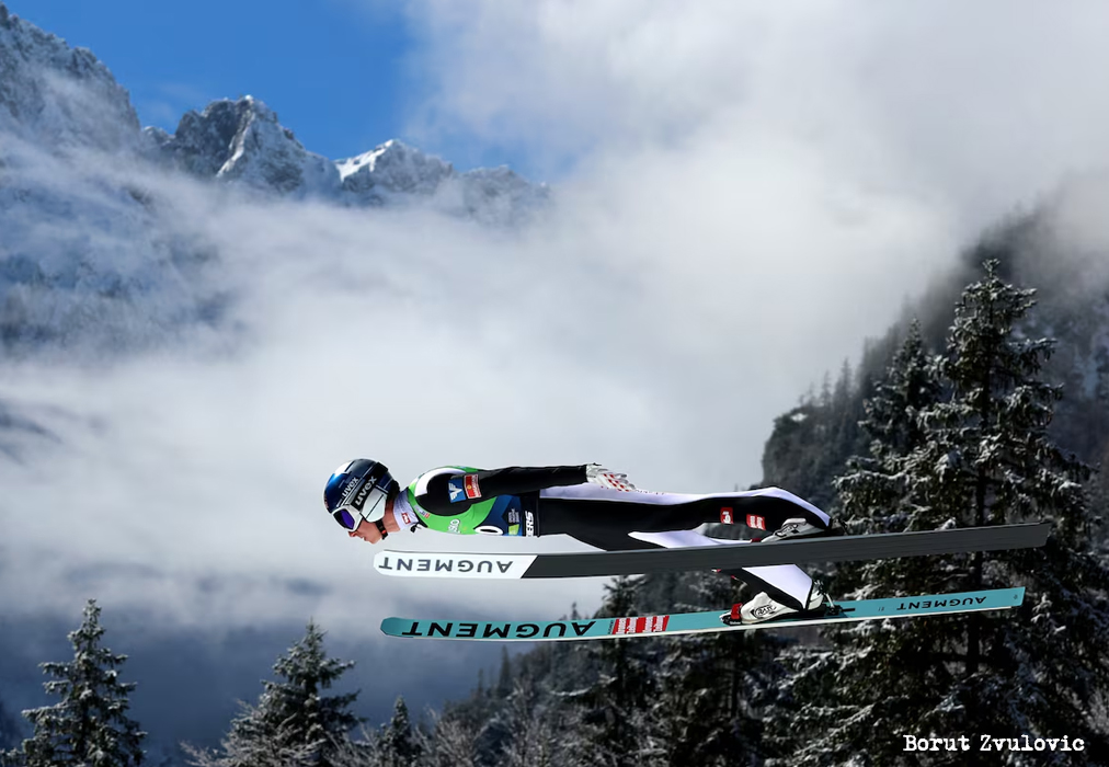 Daniel Tschofenig, de Austria, en acción durante el salto de esquí individual masculino HS240 en la Copa Mundial FIS en Planica, Eslovenia. REUTERS/Borut Zvulovic