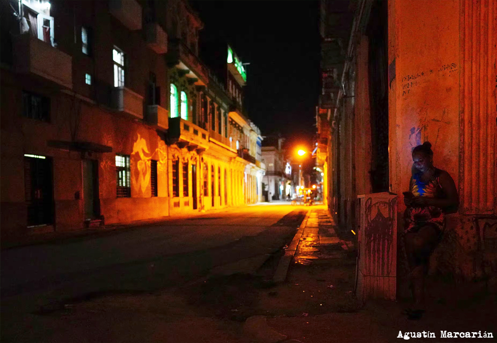 Una mujer utiliza su teléfono móvil en el centro de La Habana, Cuba. REUTERS/Alexandre Meneghini