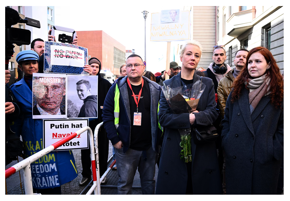 Yulia Navalnaya, la viuda de Alexei Navalny, el líder de la oposición rusa que murió en un campo de prisioneros, y su portavoz Kira Yarmysh hacen cola frente a la embajada rusa en el último día de las elecciones presidenciales en Rusia, en Berlín, Alemania. REUTERS/Annegret Hilse