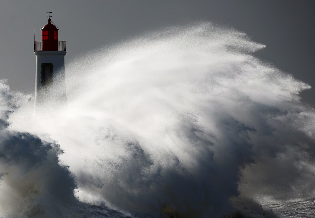 La tormenta Nelson llega a Francia Las olas chocan contra un faro durante la tormenta Nelson en Les Sables d’Olonne, Francia. REUTERS/Stephane Mahe