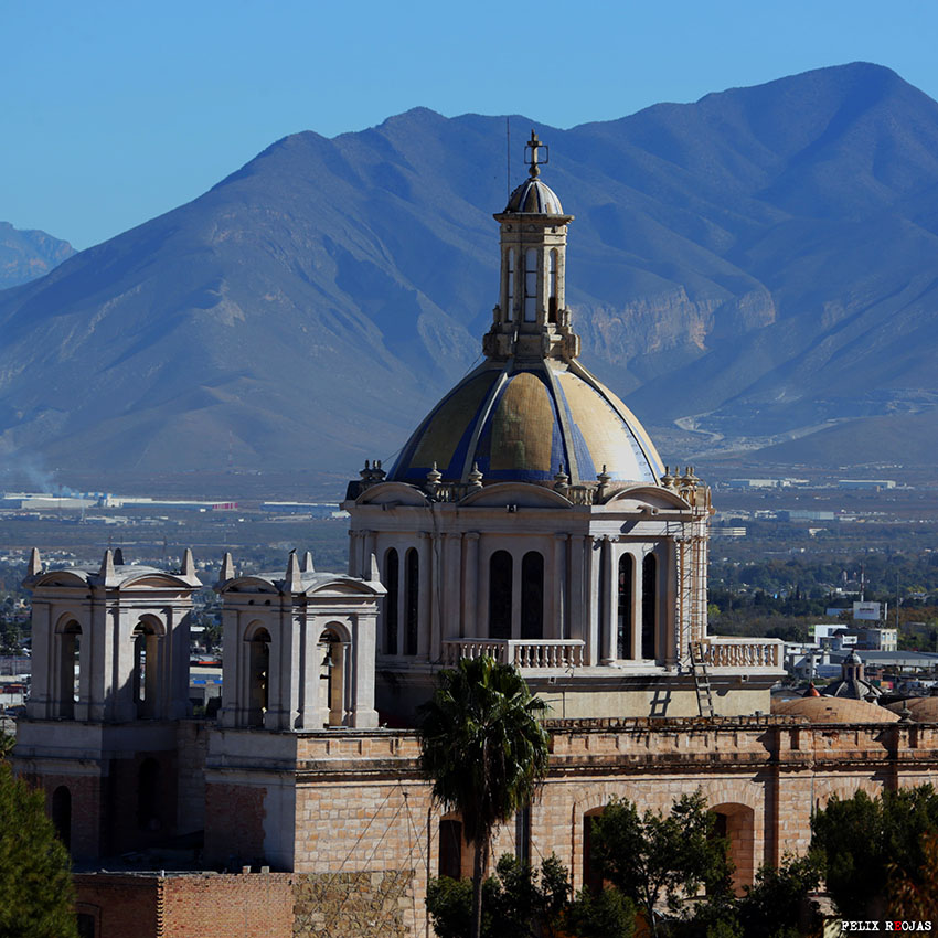 Templo de San Juan Nepomuceno. Este imponente templo de corte neoclásico data de 1779 y fue construido por los jesuitas.