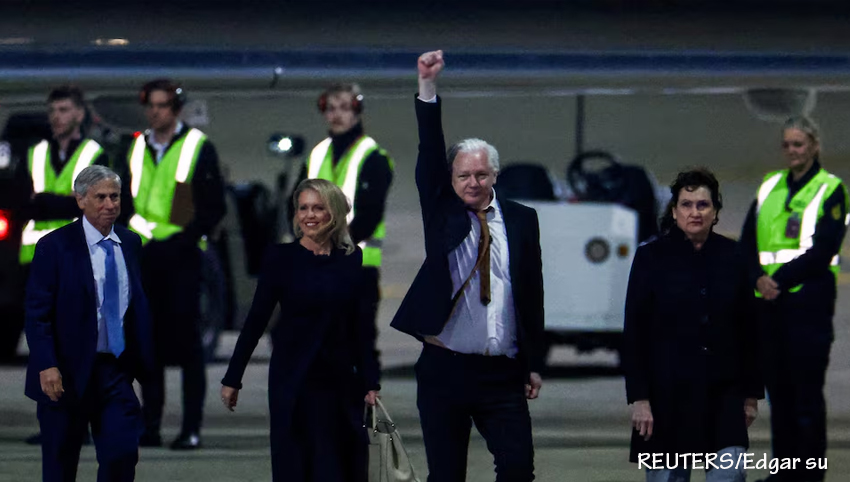 El fundador de WikiLeaks, Julian Assange, sale de un jet privado cuando llega a Canberra, Australia.