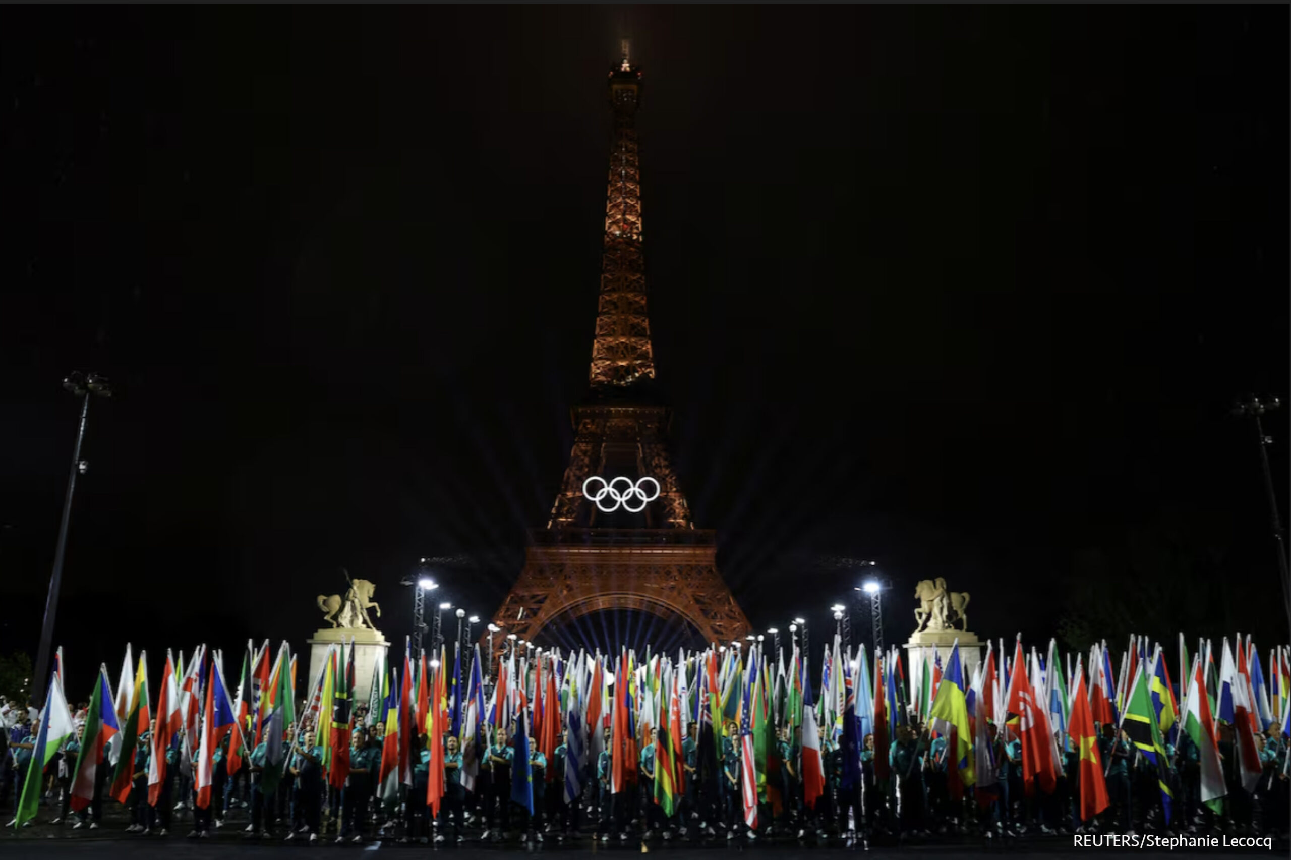 Banderas de los países participantes ondean durante la ceremonia de apertura. REUTERS/Stephanie Lecocq