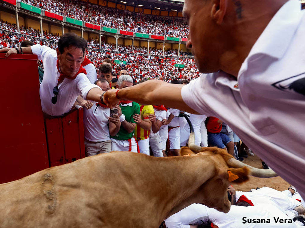 Una vaca salvaje salta sobre los asistentes a las fiestas de San Fermín en Pamplona, ​​España. REUTERS/Susana Vera