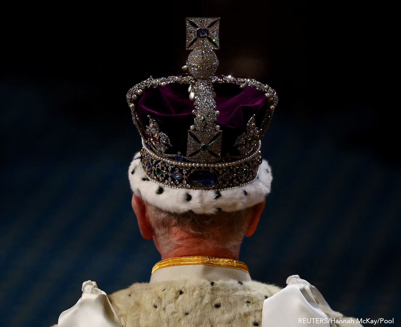 El rey Carlos de Inglaterra lleva la corona imperial el día de la apertura oficial del Parlamento en el Palacio de Westminster en Londres.