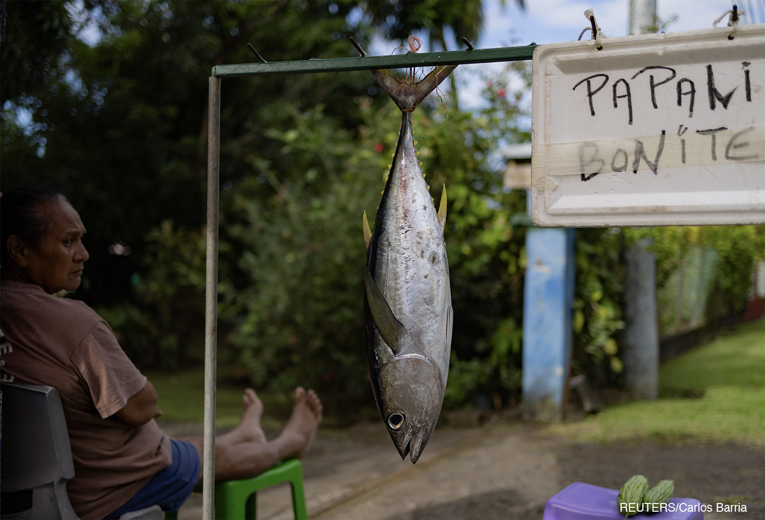 Una mujer vende pescado fuera de su casa cerca de Teahupo’o, Tahití, Polinesia Francesa