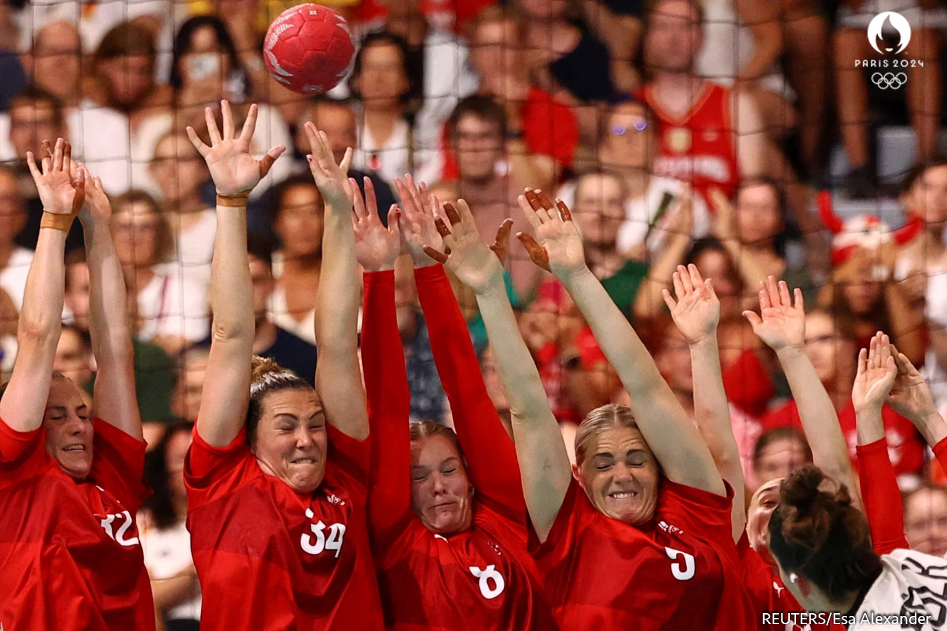 Mie Hoejlund, Rikke Iversen, Anne Mette Hansen y Sarah Aaberg Iversen de Dinamarca en acción durante el partido de la ronda preliminar de balonmano femenino contra Alemania.