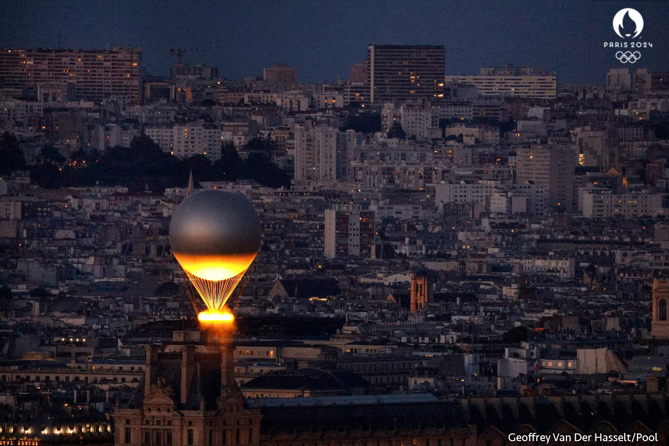 El pebetero olímpico, diseñado para rendir homenaje a los hermanos Montgolfier y su pionero globo aerostático, despega todas las noches desde los Jardines de las Tullerías para recorrer todo París