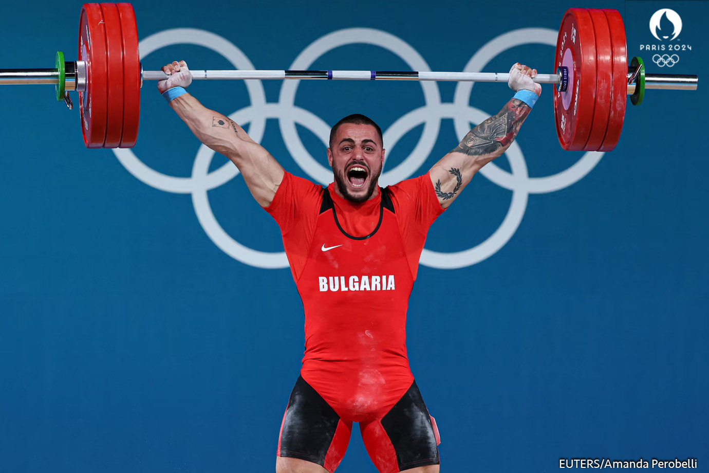 Karlos May Nasar de Bulgaria en acción durante la prueba de levantamiento de pesas de 89 kg masculina.