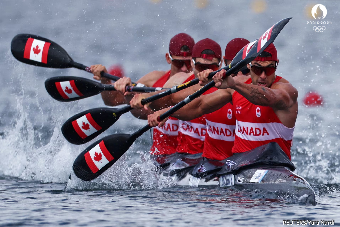 Nicholas Matveev, Pierre-Luc Poulin, Laurent Lavigne y Simon McTavish de Canadá en acción durante las semifinales de kayak 4 de 500 m masculino.