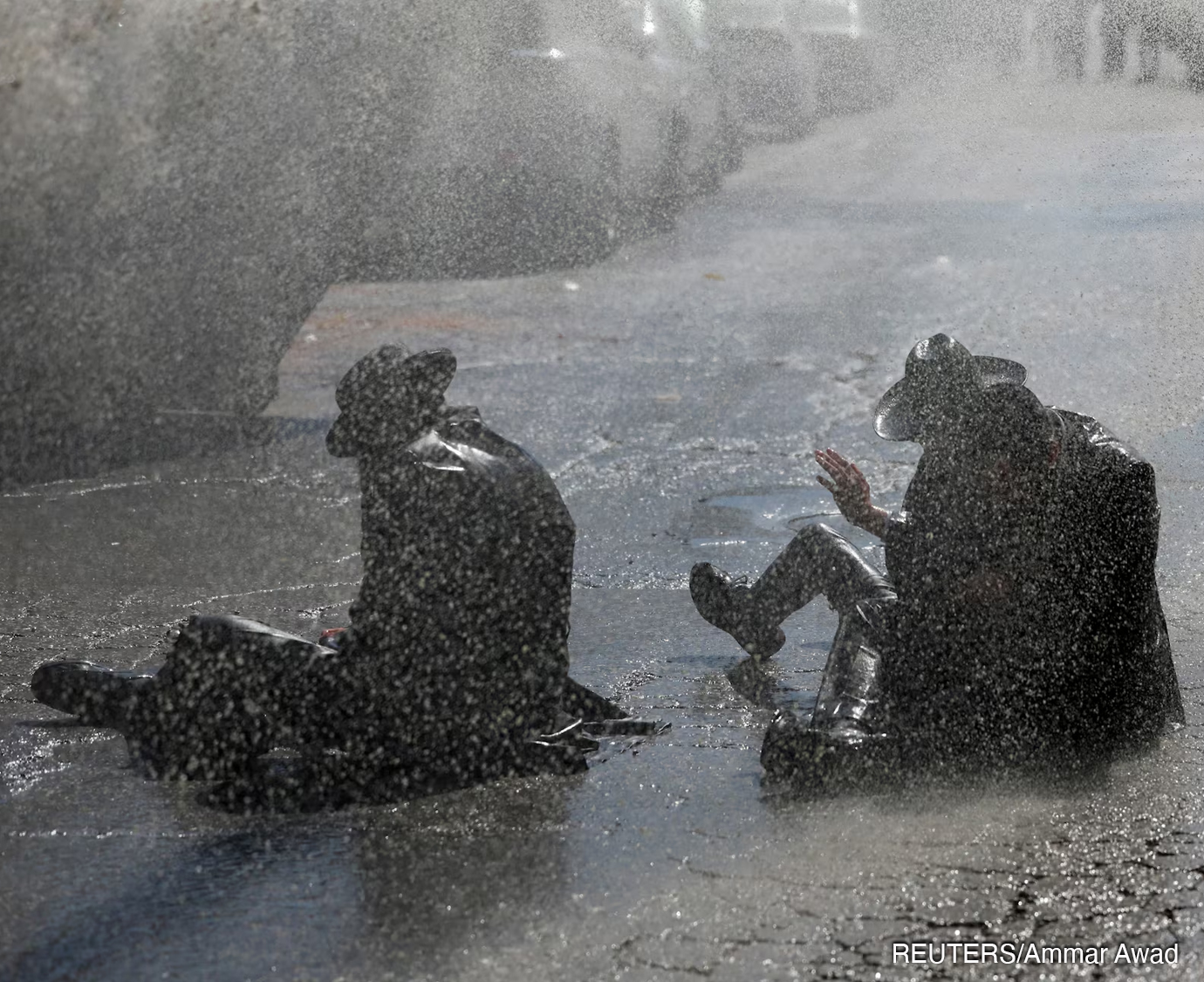 Los manifestantes son atacados con cañones de agua mientras los judíos ultraortodoxos protestan contra los intentos de reclutar hombres de la comunidad, frente a una oficina de reclutamiento militar en Jerusalén.