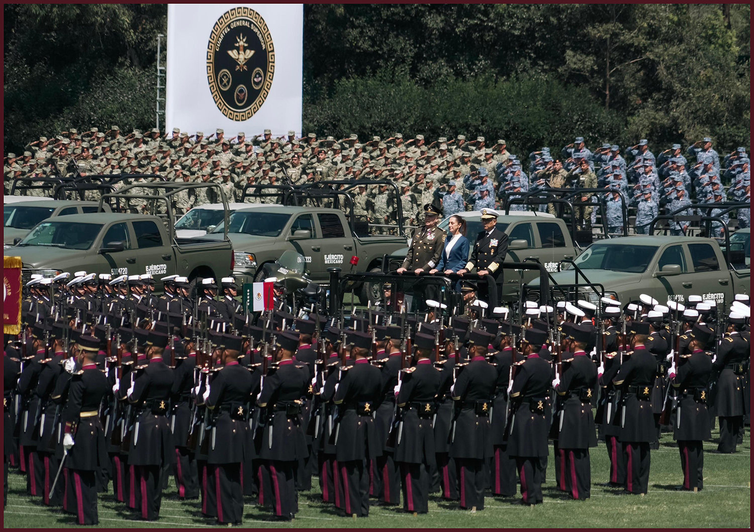 Claudia Sheinbaum Pardo recibe salutación de las Fuerzas Armadas mexicanas como primera presidenta de México y Comandanta Suprema