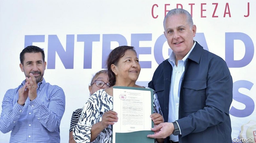 Entrega de cartas de posesión otorga certeza jurídica a más de 125 familias en Torreón