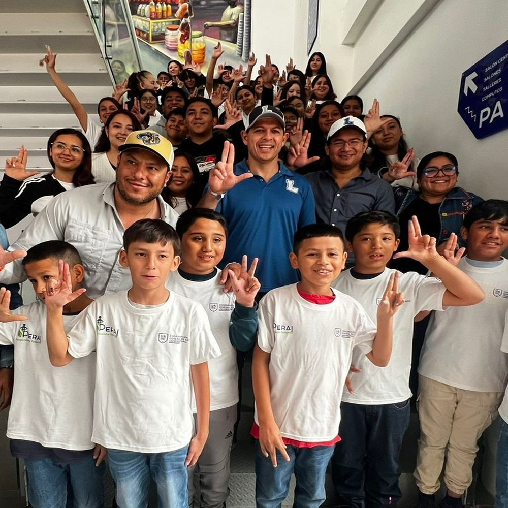 Visitan Niños y Mentores del Programa PERAJ de la UAdeC la Facultad de Artes Plásticas