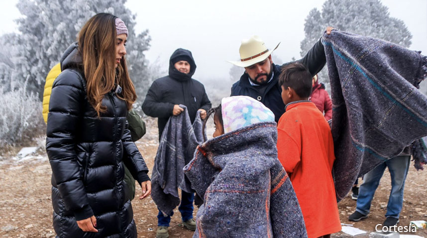 Cecilia Guadiana y  Alberto Hurtado entregan cobijas y alimentos a comunidades vulnerables de Saltillo durante onda gélida