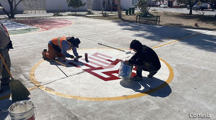 Personal municipal da mantenimiento constante a plazas públicas; exhortan a la ciudadanía a cuidar de estos espacios