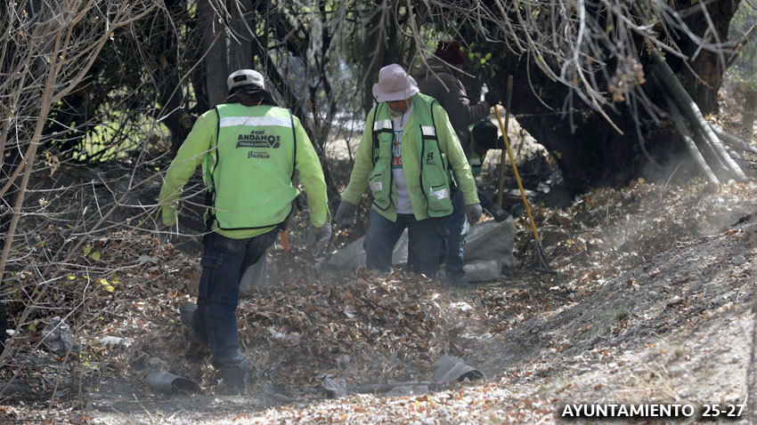 Brigadas de “Aquí Andamos” limpian y deshierban plazas, arroyos y áreas verdes