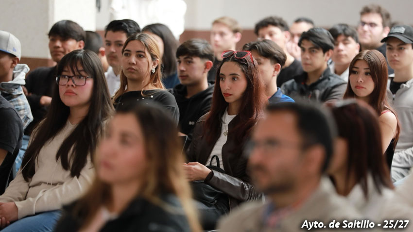 Le apuesta Javier Díaz a la preparación académica de la juventud