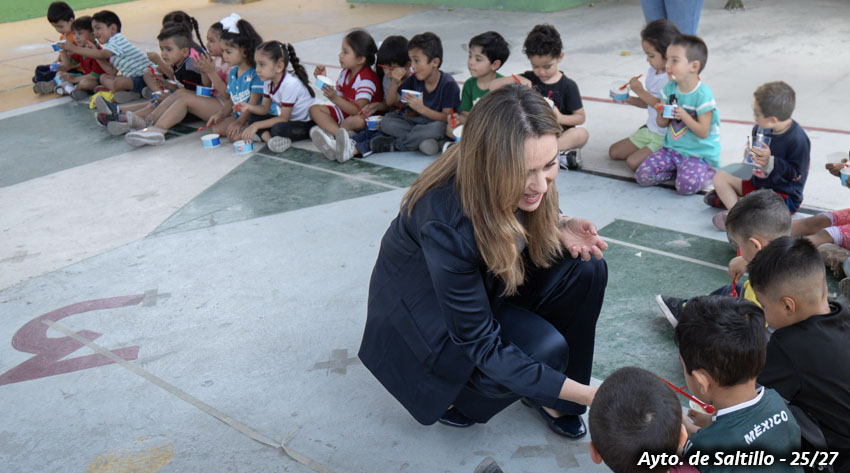 Festeja Luly López a niñas y niños de los Centros Infantiles