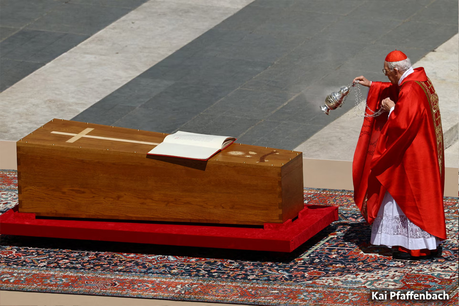 El cardenal Giovanni Battista Re bendice el féretro mientras oficia la misa funeral del papa Francisco en la Plaza de San Pedro