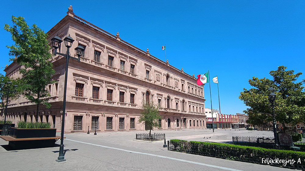 Palacio de Gobierno de Coahuila. En 1977 se remodeló, Salvador Almaraz pintó un mural sobre la historia de Coahuila, quedando como está actualmente