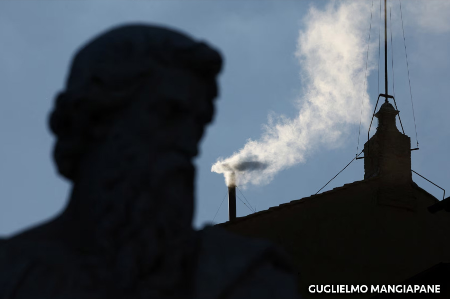 Humo blanco sale de la chimenea de la Capilla Sixtina, lo que indica que se ha elegido un nuevo papa en el Vaticano, el 8 de mayo de 2025