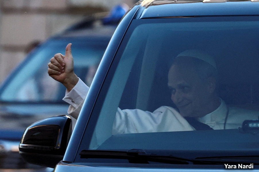 El Papa León XIV hace un gesto a su llegada a la Basílica de Santa María la Mayor (Santa Maria Maggiore), en Roma, Italia