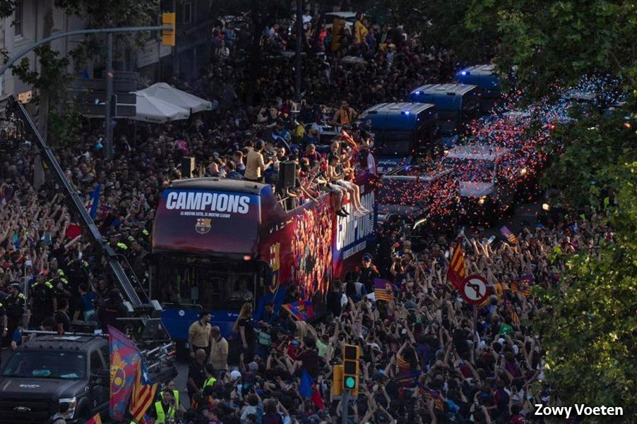 Locura por el Barça campeón en las calles de Barcelona en una rúa multitudinaria