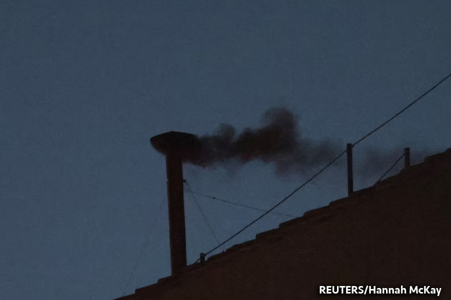Humo negro sale de la chimenea de la Capilla Sixtina, lo que indica que no se ha tomado ninguna decisión sobre la elección de un nuevo papa.