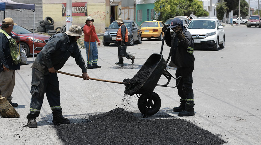 Fortalece Saltillo labores de bacheo por toda la ciudad