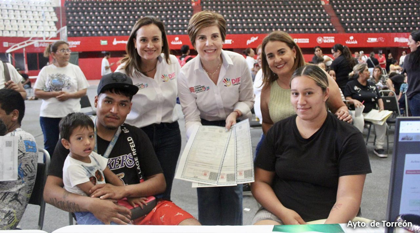 Brinda Torreón 2 mil 800 servicios en Brigada del Registro Civil